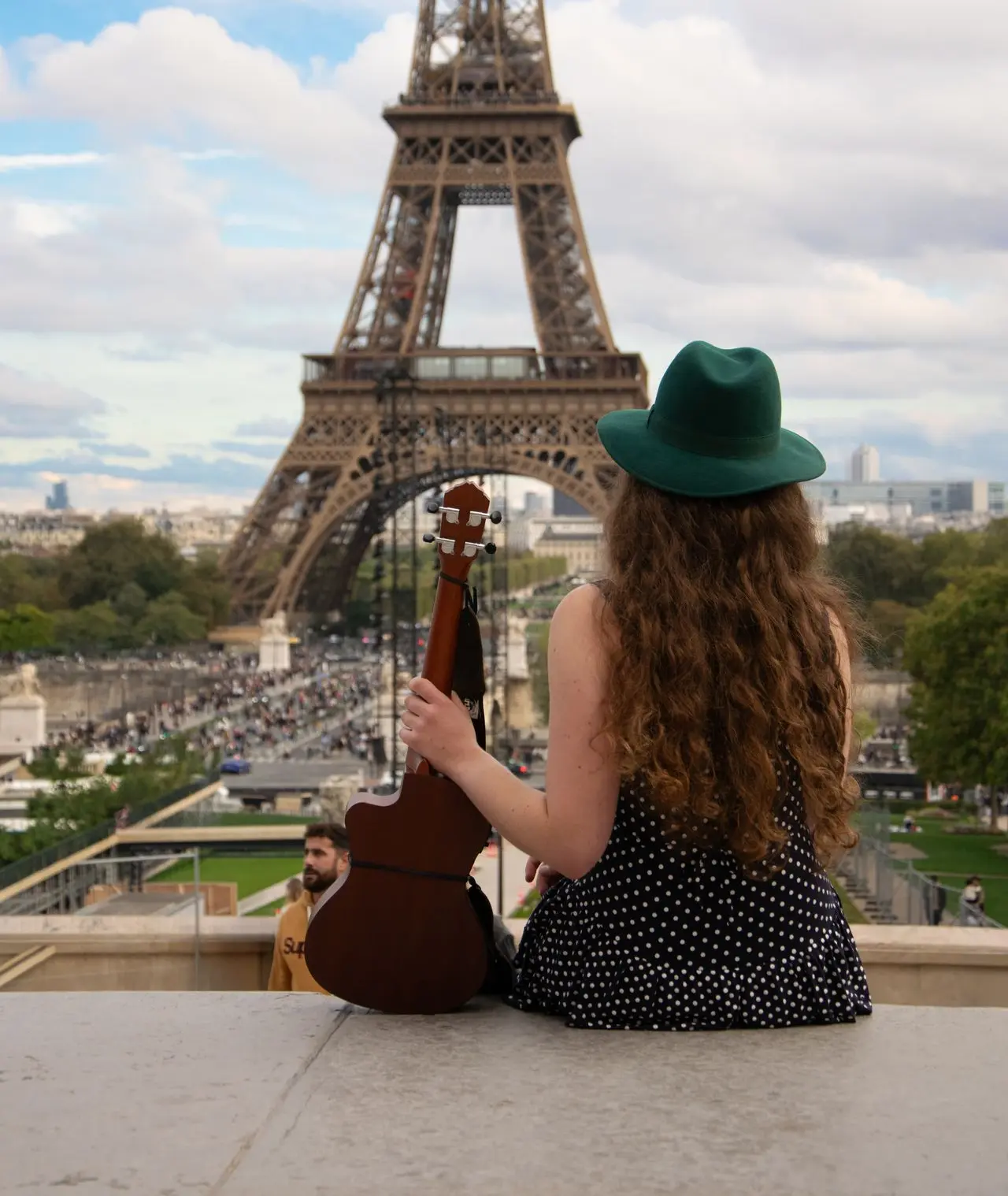 Les Rétro-Viseurs Noé Billon Daphné Demontrond contrebasse ukulélé musique piano chant années 60 rétro vieux chansons françaises concert paris duo chapeau histoire répertoire jeunes